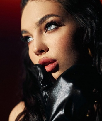 Огонь в постели! Жгучая блондинка ждет тебя для ярких и страстных встреч. Индивидуальный подход, без фальши и комплексов. Утоли мою страсть! 3183, 19 лет